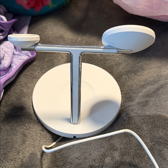 Belkin White Dual Wireless Charger Stand - Picture 2 of 4